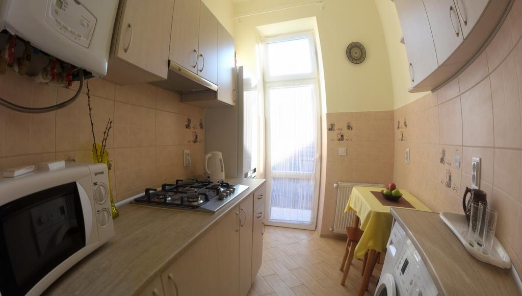 Apartment On Voloshyna リヴィウ エクステリア 写真