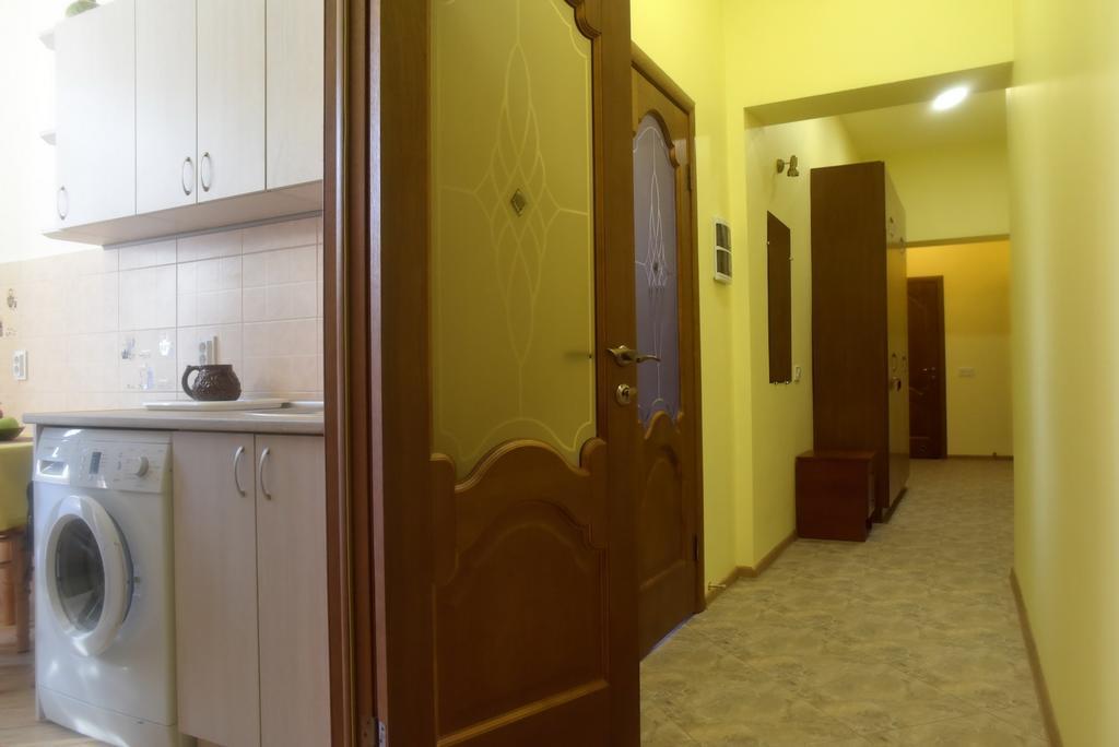 Apartment On Voloshyna リヴィウ エクステリア 写真