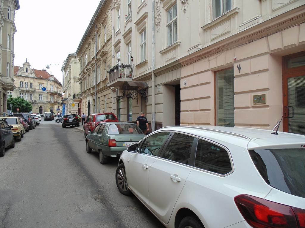 Apartment On Voloshyna リヴィウ エクステリア 写真